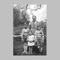 011-0276 Oskar von Frantzius am 17.05.1944 mit seinen Kindern Wolf-Dietrich, Eckhard und Gisela.jpg